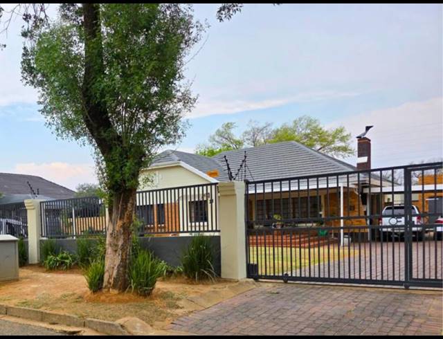 4 BEDROOM HOUSE FOR SALE IN PARKDENE